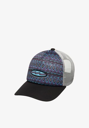 Gorra de camionero con visera negra, patrón geométrico colorido en la parte frontal y parte trasera de malla. Cuenta con un logo de ola azul en el lateral.