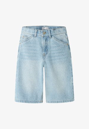 Világoskék farmer rövidnadrág textúrált rácsmintával, elöl gombos záródással, övbújtatókkal és két első zsebbel.