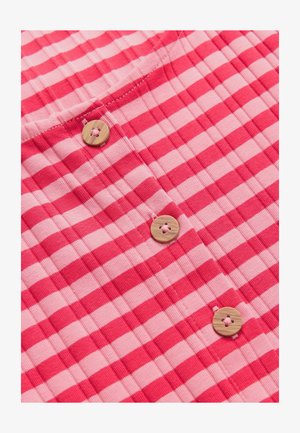 Tissu rayé rouge et rose avec une texture côtelée, comportant trois boutons en bois le long du centre pour la fermeture et un col rond.