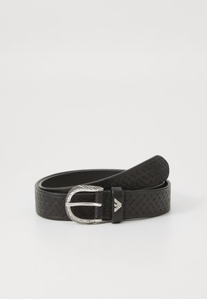 Cinturón de cuero trenzado negro con una hebilla decorativa plateada y detalles grabados. Presenta un acabado suave y un diseño clásico.