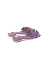 Sandali slip-on in velluto viola con bordi frangiati e una fascia decorata con gioielli. Presentano un piccolo tacco quadrato dorato e un interno morbido.