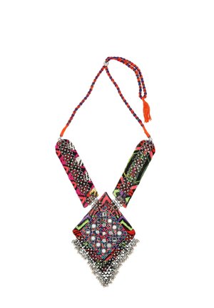 Buntes Halsband mit einem diamantförmigen Anhänger, der filigrane Muster, metallische Akzente und ein geflochtenes, mehrfarbiges Band mit Quaste aufweist.