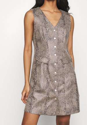 Mouwloze jurk met V-hals en knoopsluiting aan de voorkant, met een bruin-grijs slangenprint en klepzakdetails.
