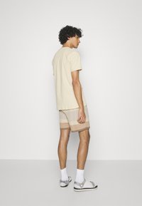 Les Deux ENCORE T-SHIRT - T-shirt estampada - oyster gray/dark sand