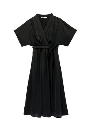 Zwarte midi wikkeljurk met korte brede mouwen en een ceintuur die op de taille gestrikt wordt, gemaakt van zachte, vloeiende stof.