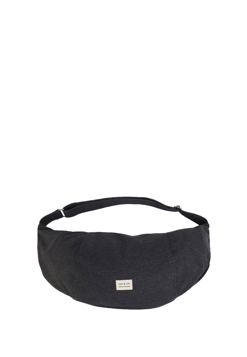 Zwarte stoffen heuptas met een zachte textuur, gebogen vorm en verstelbare band. Voorzien van een label met "nat & nin" aan de voorkant.