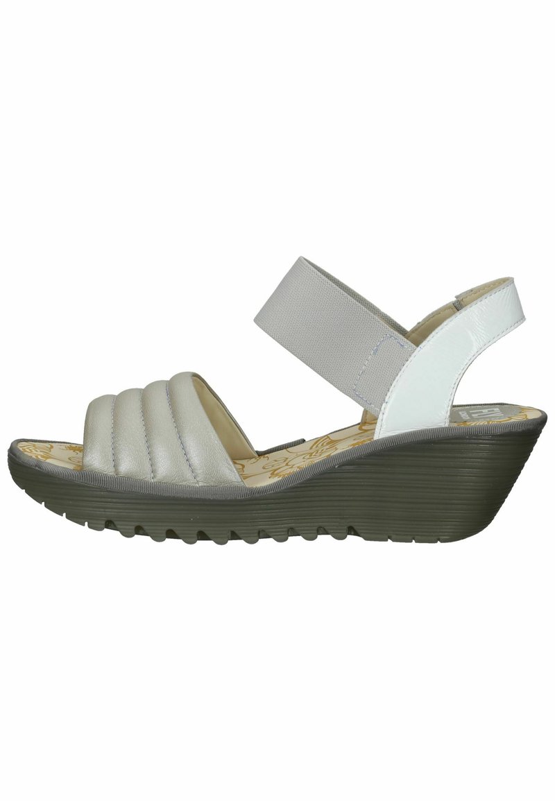 Keilabsatzsandalen mit einem silbernen und weißen Design, featuring einer strukturierten, gepolsterten Oberseite, elastischem Riemen und einer strukturierten Gummisohle.