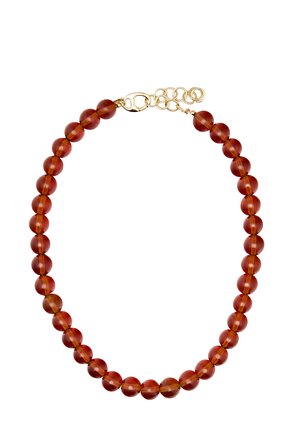 Collier avec des perles rondes translucides couleur ambre et un fermoir chaîne en or avec maillons réglables.