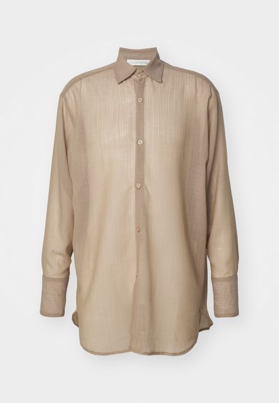 Camicia beige a maniche lunghe realizzata in tessuto testurizzato. Presenta una chiusura con bottoni sul davanti, strisce verticali, colletto e maniche con polsini.