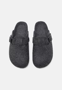 Grå filt klipklapper med en spænde-rem, rund tådesign, blød tekstureret overflade og et minimalistisk look. Velegnet til indendørs brug.