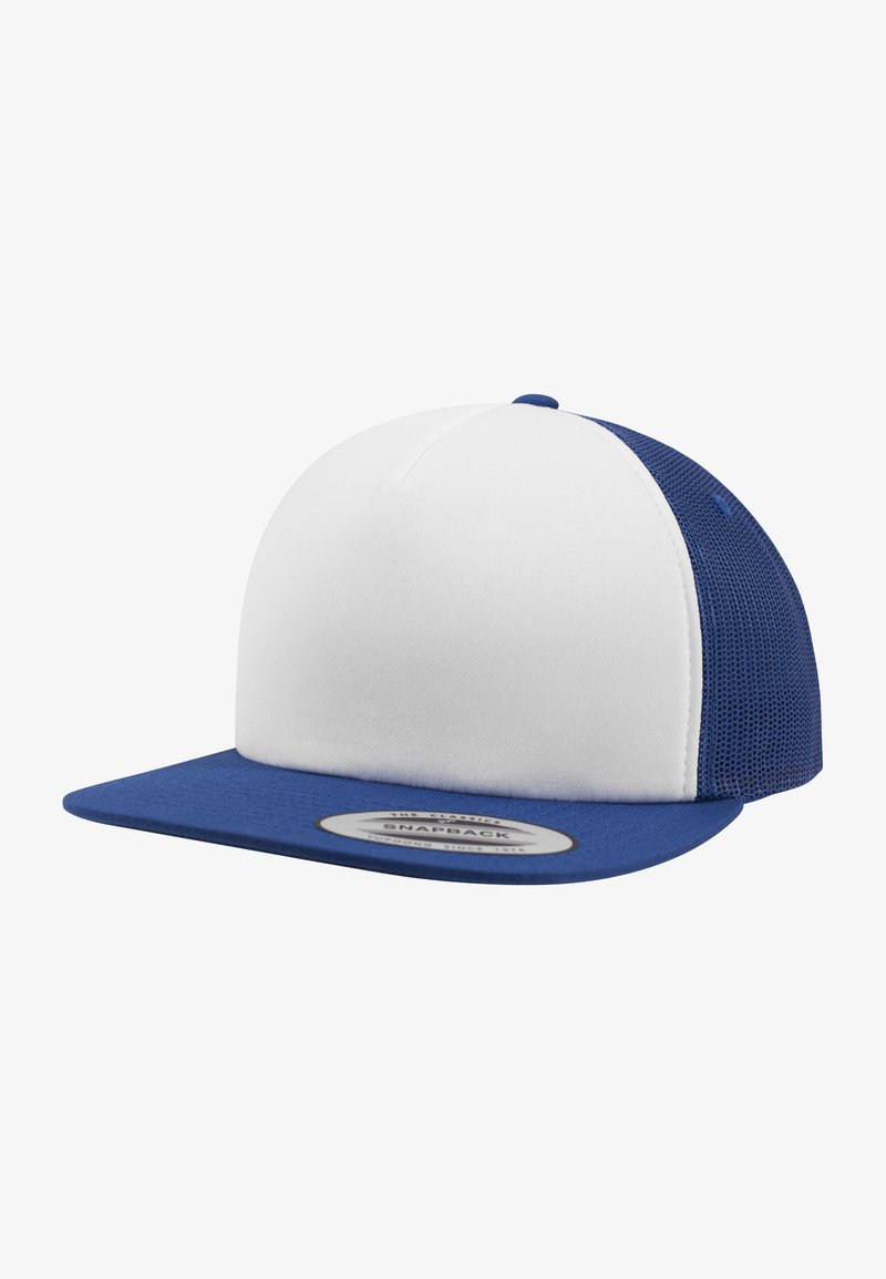 Blå og hvit snapback cap med flat skjerm. Frontpanelet er laget av solid hvitt stoff, mens siden og baksiden er laget av nettingmateriale.
