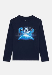 Tengerészkék, hosszú ujjú póló GAP logóval, űrhajós és Föld grafikai elemmel kék és fehér színekben.