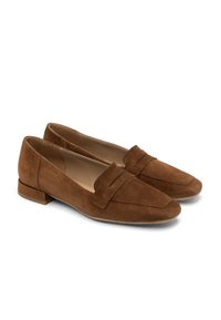 Mocassini in suede marrone con tacco piatto, caratterizzati da un accento cucito e una fodera interna liscia. Design a punta quadrata con dettagli minimi.