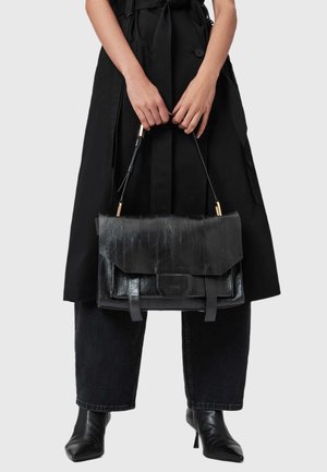 Zwarte leren handtas met een gestructureerde afwerking, rechthoekige vorm, flapsluiting, korte handvaten en hardwareaccenten in goudkleur.