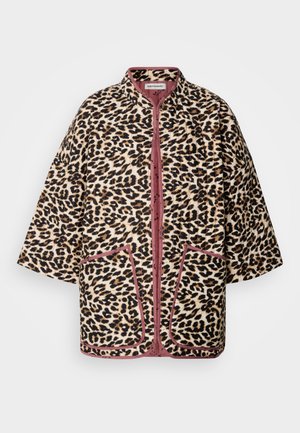 Chaqueta acolchada con estampado de leopardo y ribete rosa, de mangas cortas y dos bolsillos de parche. Presenta un cuello alzado y cierre frontal con cremallera.