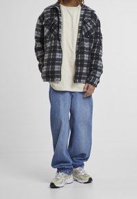 Urban Classics Jeans relaxed fit - blue