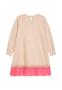 Beiges langärmliges Kleid mit rundem Ausschnitt, Schlüsselaugenverschluss im Rücken und pinkem Rüschensaum. Weicher Stoff mit glatter Oberfläche.