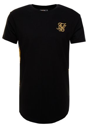 Czarna krótka koszulka z krótkim rękawem, okrągłym dekoltem i małym złotym wyszywanym monogramem na lewej stronie klatki piersiowej.