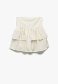 Falda blanca en capas hecha de tejido texturizado. Presenta una cintura ajustada y tres volantes horizontales, suave al tacto.