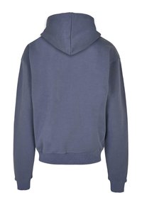 Szara bluza z kapturem o luźnym kroju, z kapturem ze sznurkiem, długimi rękawami oraz ściągaczami przy mankietach i dolnym brzegu. Gładka tekstura, minimalne wykończenia.