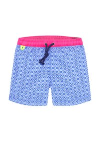 Shorts de bain bleus avec un motif en losange, taille élastique rose et cordon de serrage bleu marine. Présente un petit détail de logo vert.