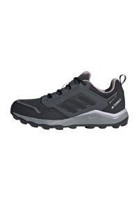 Chaussures de sport noires avec accents gris, tige en maille synthétique, semelle rembourrée, système de laçage et semelle extérieure texturée pour une traction optimale.