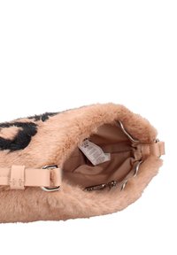 Nepbont handtas in licht perzik met zwart luipaardpatroon; heeft een beige schouderband en ritssluiting; zachte textuur, ruime binnenkant.