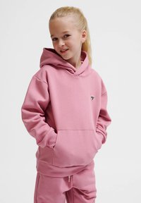 Rosa huvtröja med en framficka, ribbade ärmavslut och en liten logotyp på bröstet. Tillverkad av mjukt, strukturerat tyg.