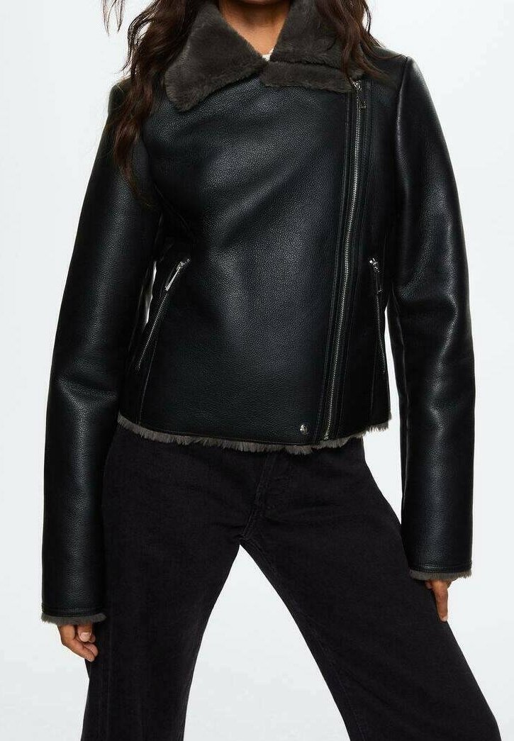 Veste en cuir noire avec un col en fausse fourrure grise douce, dotée d'une fermeture éclair et de poches latérales. La veste possède des manches longues et une coupe courte.