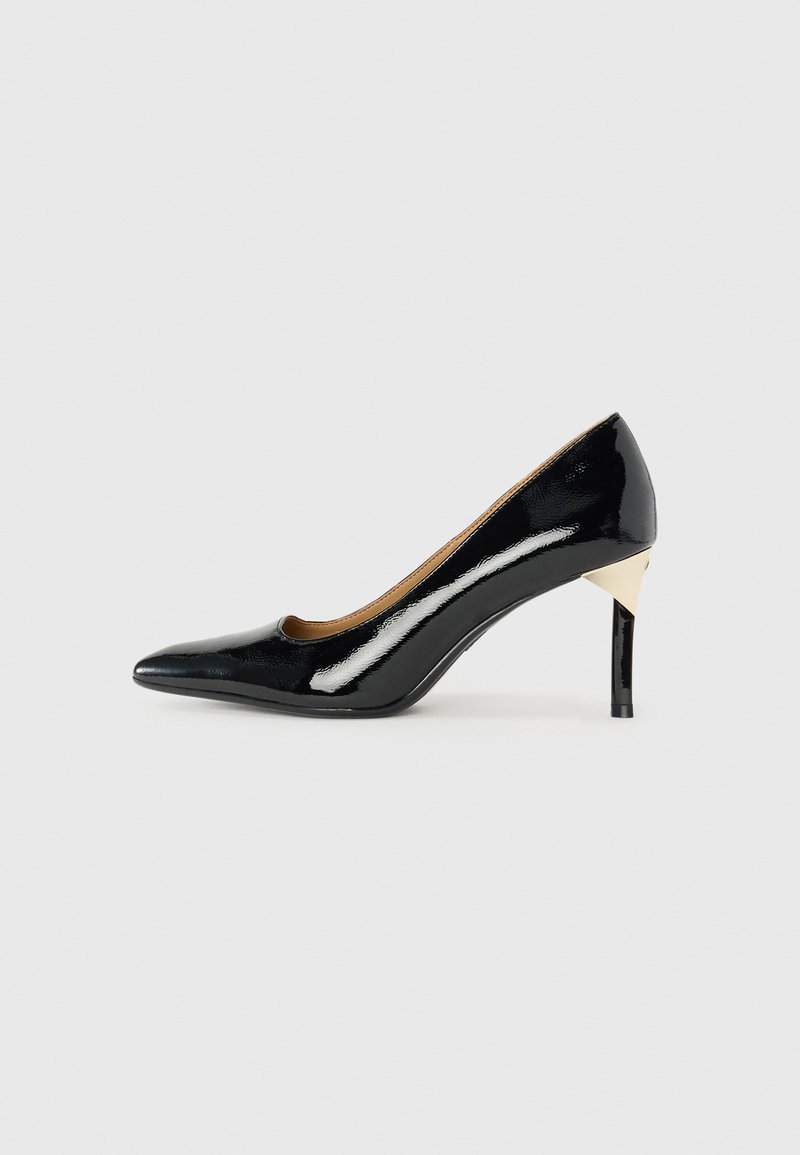 Sapato de salto alto em verniz preto com bico fino e design recortado; apresenta um elegante detalhe dourado no salto. Simples e elegante.