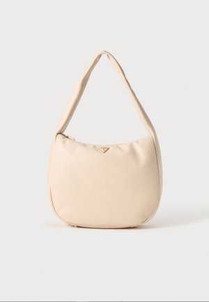 Beige hobo-veske laget av glatt syntetisk materiale, med en buet form, en enkelt håndtak, og en subtil logo på forsiden. Glidelås lukking.