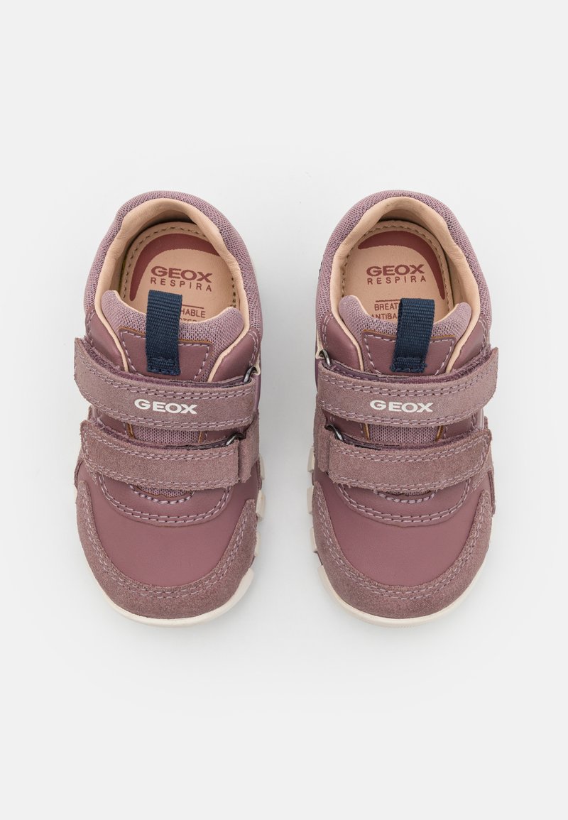 Sneakers Geox viola realizzati in pelle e tessuto, con un design traspirante, fasce in velcro e suole beige a contrasto.