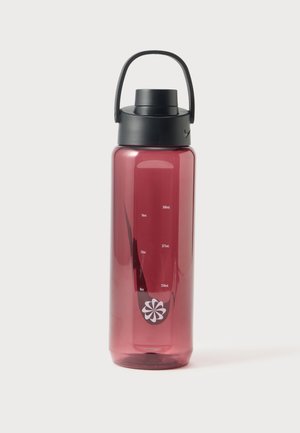 Bouteille d'eau translucide rouge avec un couvercle noir et une poignée, des marques de volume allant de 8 oz à 16 oz, et un logo floral blanc près de la base.