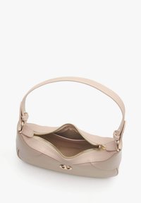 Różowa skórzana torba na ramię o gładkiej fakturze, zaokrąglonym kształcie, złotym zamku błyskawicznym i pojedynczym pasku. Wnętrze jest nieliniowe i przestronne.