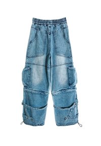 Pantalones cargo de mezclilla en azul claro con un cinturón elástico, múltiples bolsillos y cuerdas ajustables en el dobladillo con costuras en contraste.