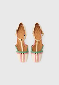 Οι δίχρωμες slingback γόβες διαθέτουν επάνω μέρος σε μπεζ χρώμα, ροζ και πράσινες λεπτομέρειες, καθώς και μια χρυσή αγκράφα. Η υφασμάτινη εσωτερική σόλα είναι σχεδιασμένη για άνεση.