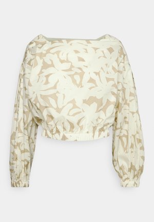 Langærmet beige og hvid cropped bluse med abstrakt blomsterprint, bådudskæring, elastisk talje og rynkede manchetter.
