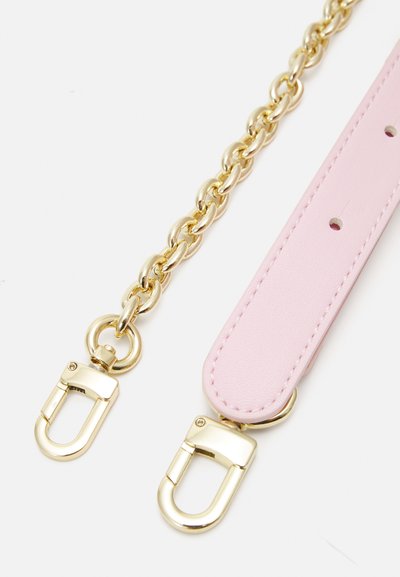 Cinghia in pelle rosa con sezione in catena dorata e ganci dorati a ciascun estremo, progettata per essere attaccata a borse o accessori.