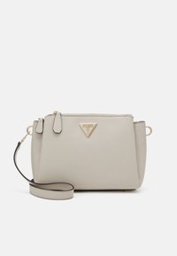 Beige crossbody taske med en struktureret form, tekstureret overflade, hardware i guldtoner og logo-accent. Har en aftagelig strop og lynlås lukning.