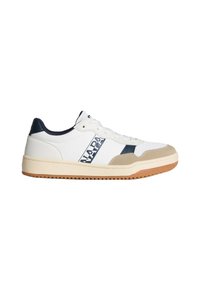 Sneaker bianco con accenti blu navy, materiali texturizzati e suola in gomma. Presenta un logo prominente sul lato e una linguetta imbottita.