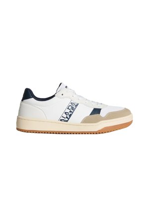Sneaker bianco con accenti blu navy, materiali texturizzati e suola in gomma. Presenta un logo prominente sul lato e una linguetta imbottita.