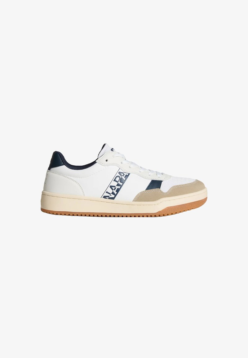 Sneaker bianco con accenti blu navy, materiali texturizzati e suola in gomma. Presenta un logo prominente sul lato e una linguetta imbottita.