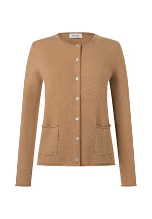 Lysebrun cardigan med knapper, rund halsudskæring og to forlommer, lange ærmer og en blød strikket tekstur.