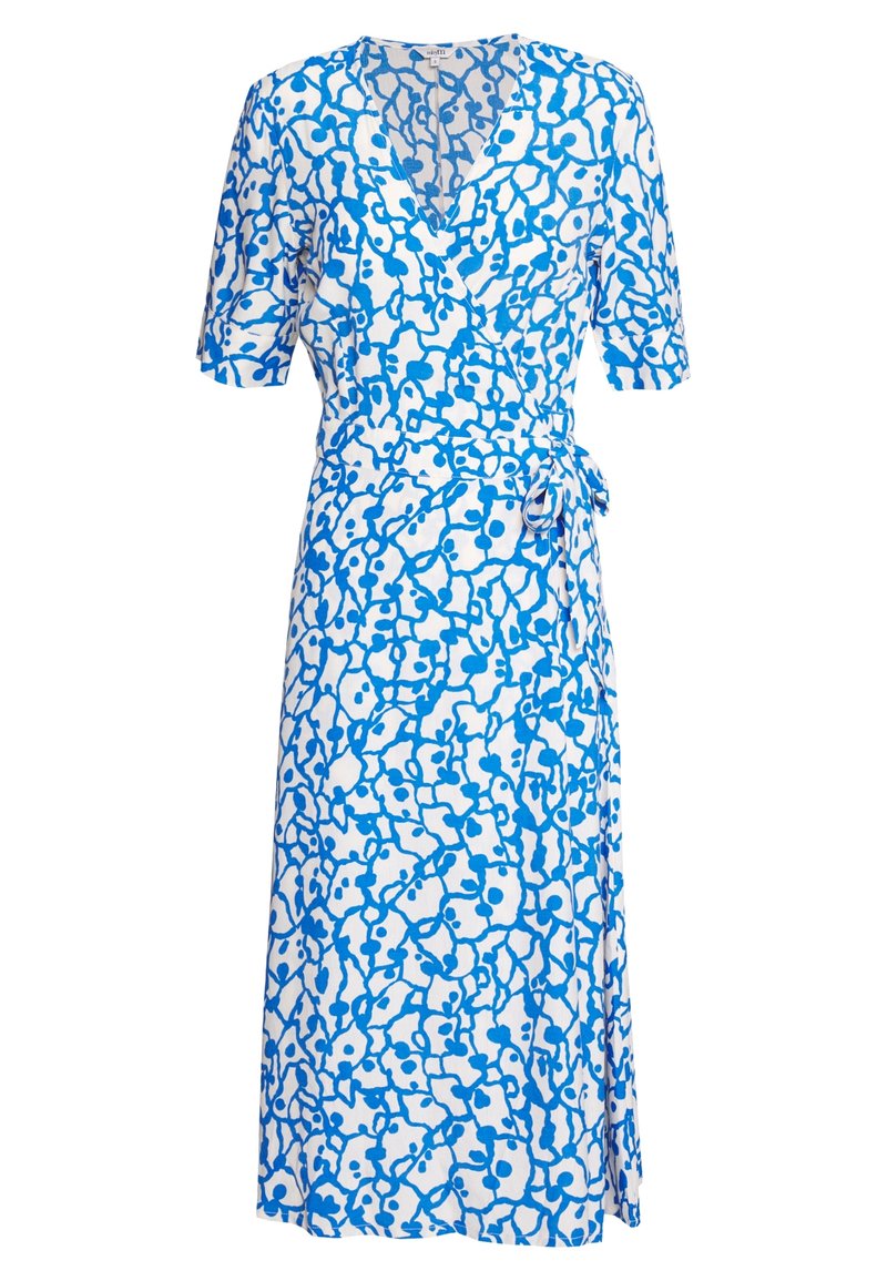 Niebieska i biała sukienka wrap z krótkimi rękawami, z abstrakcyjnym wzorem nieregularnych kształtów oraz związanym detalem w talii. Lekki materiał.