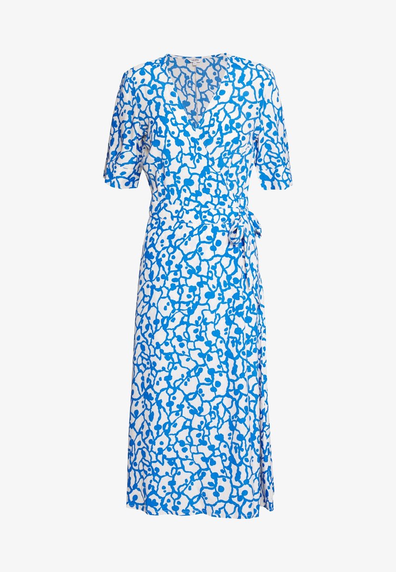 Niebieska i biała sukienka wrap z krótkimi rękawami, z abstrakcyjnym wzorem nieregularnych kształtów oraz związanym detalem w talii. Lekki materiał.