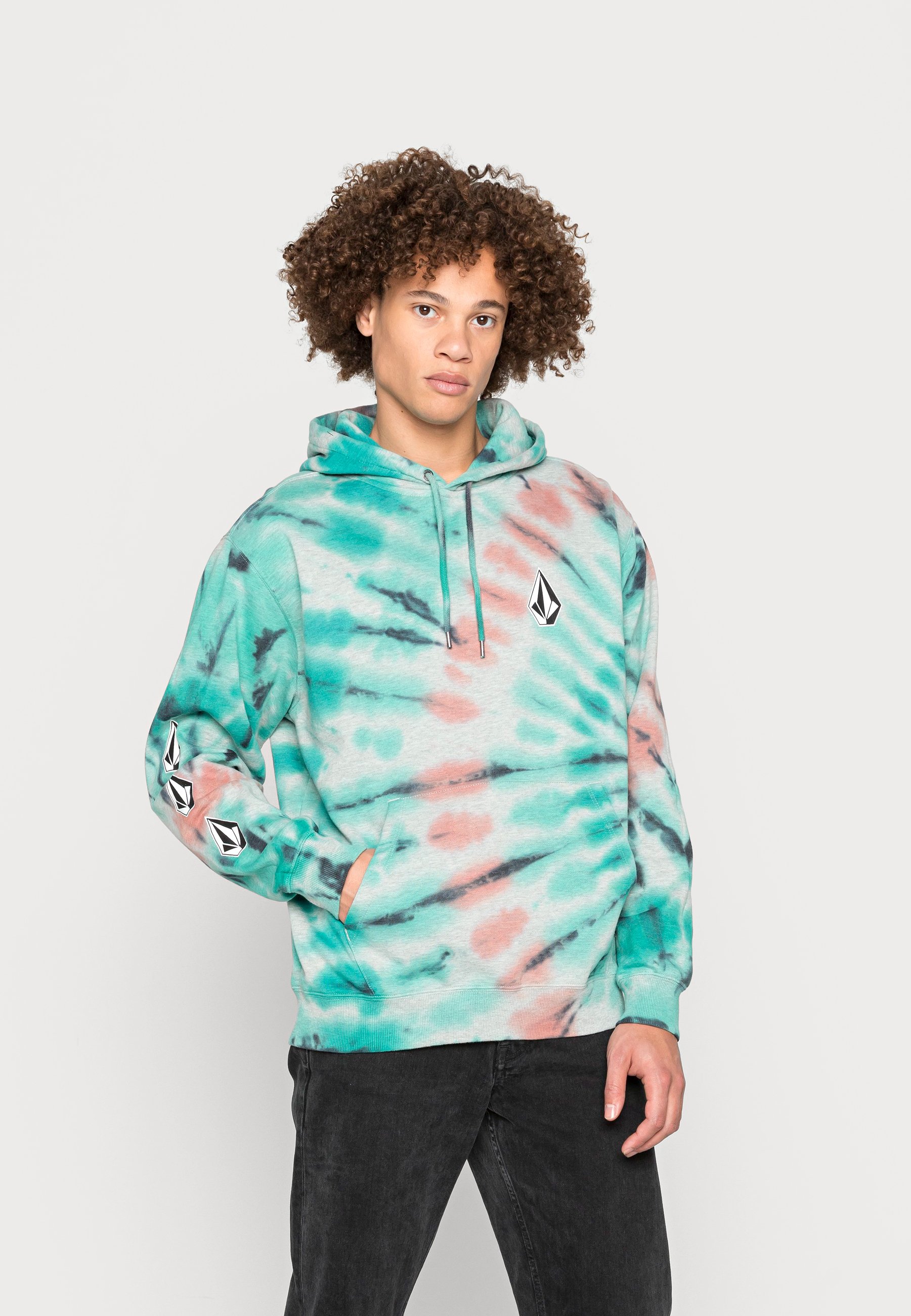 Hemos dado con la chaqueta 'tie dye' más bonita y alegre de la temporada y  ahora solo queremos tenerla en nuestro armario