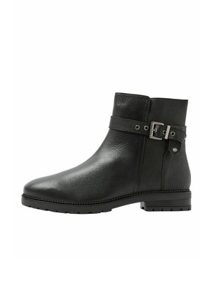 Bottine en cuir noir avec petit talon, bout arrondi, bride et détail de boucle argentée sur le côté.