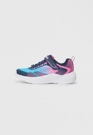 Blauwe en roze sport sneakers met marineblauwe accenten, klittenbandsluiting en witte zool, weergegeven in zijprofiel op een witte achtergrond.