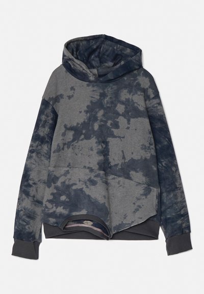 Hooded sweatshirt in gray and navy tie-dye print, featuring long sleeves, a curved hem, and ribbed cuffs for added texture.