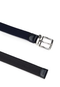 Cinturones trenzados en azul marino y negro con hebilla de metal plateado; acentos de cuero cerca de la hebilla. Material texturizado y flexible para un ajuste ajustable.